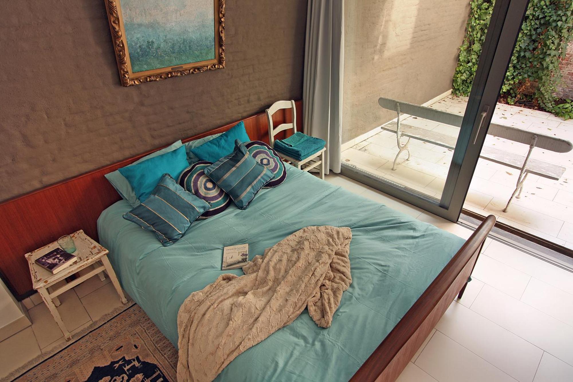 Apartment Lounge In The Intimate Urban Garden At A Retro Getaway *